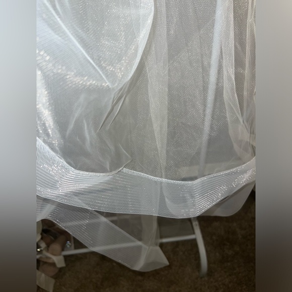 Brand new, never worn, fingertip veil with detailed hem and blusher - Picture 5 of 8